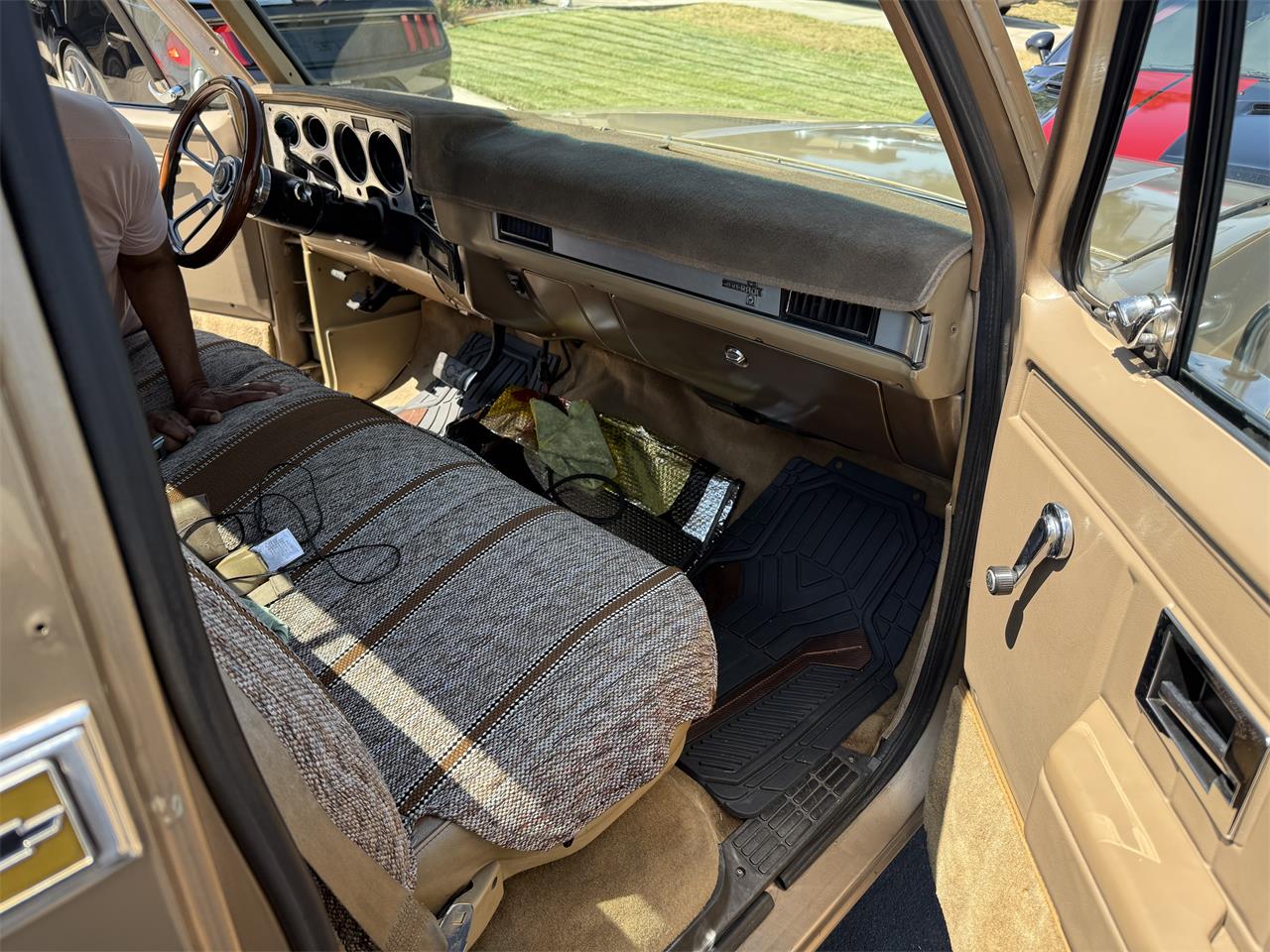 Chevrolet-C10-1983-Two-tone-gold-Two-tone-gold-and-br-12