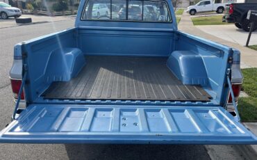 Chevrolet-C10-1984-Blue-and-Silver-Blue-11