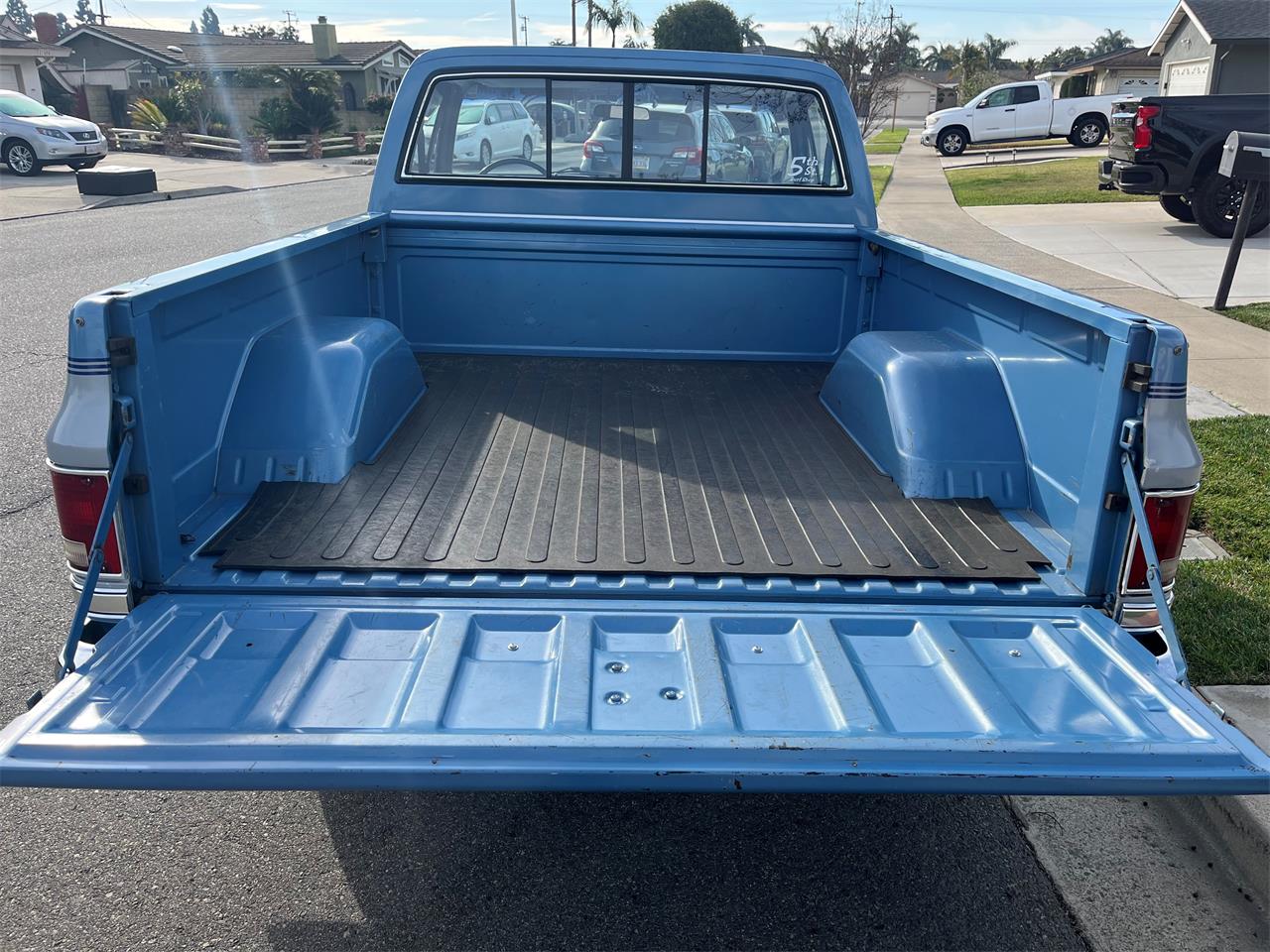 Chevrolet-C10-1984-Blue-and-Silver-Blue-11