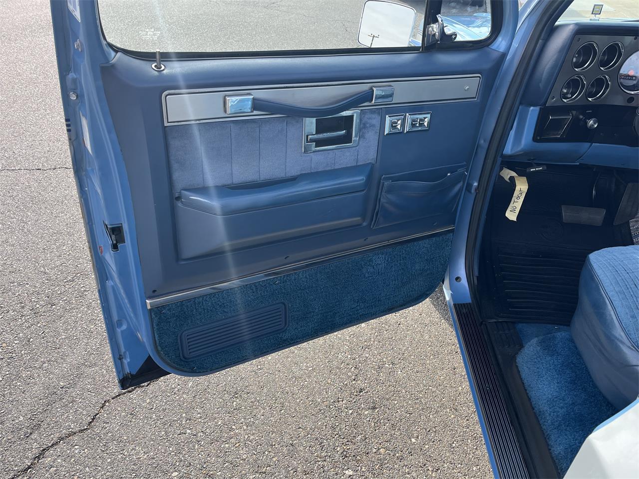 Chevrolet-C10-1984-Blue-and-Silver-Blue-12