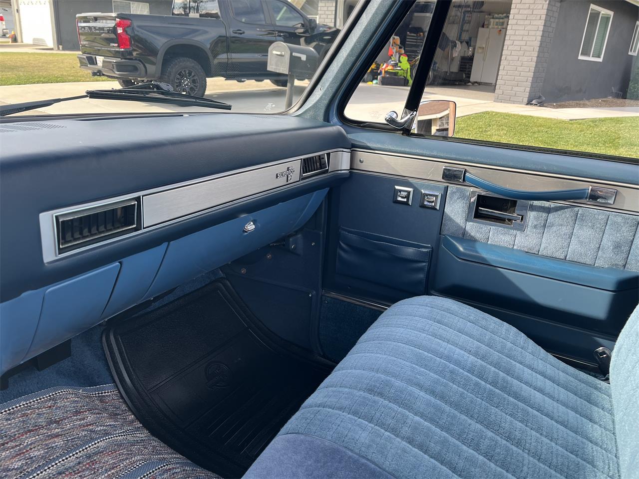 Chevrolet-C10-1984-Blue-and-Silver-Blue-2