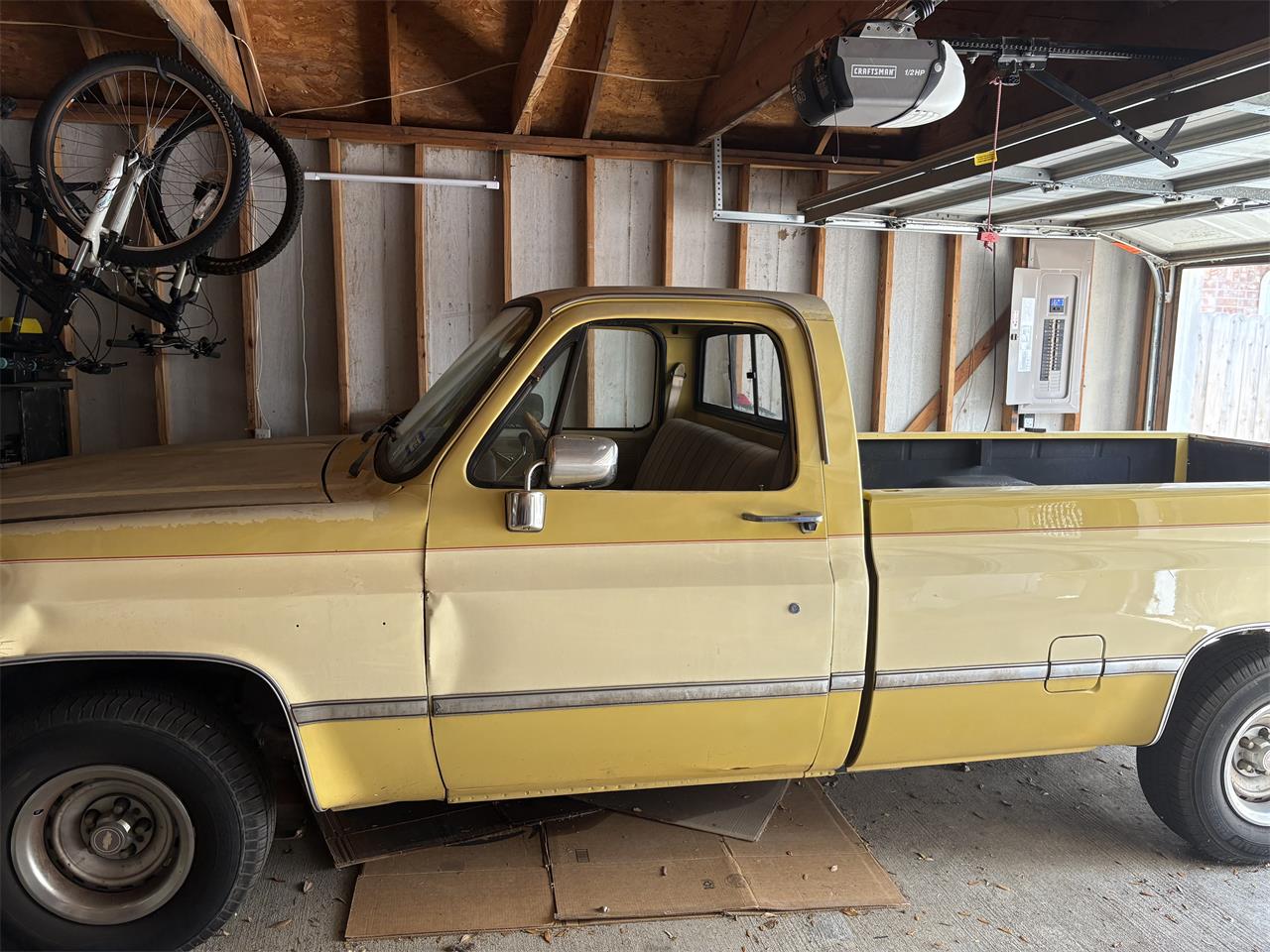 Chevrolet-C10-1984-Yellow-YellowBeige-3