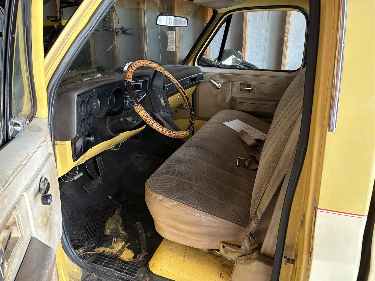 Chevrolet-C10-1984-Yellow-YellowBeige-4