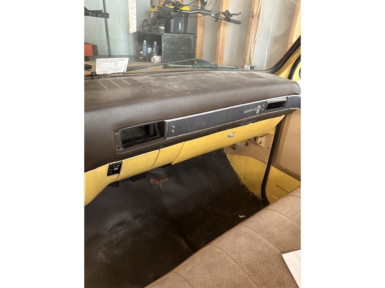 Chevrolet-C10-1984-Yellow-YellowBeige-5