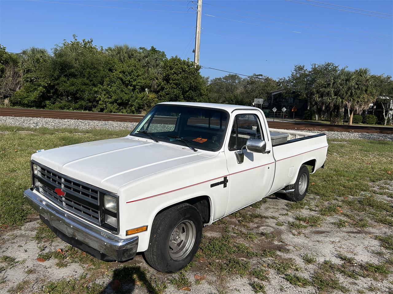 Chevrolet-C10-1986-White-Grey-1