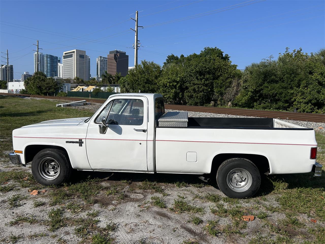 Chevrolet-C10-1986-White-Grey-11