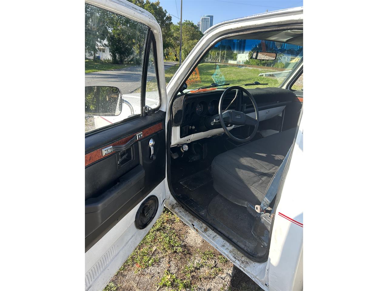 Chevrolet-C10-1986-White-Grey-12