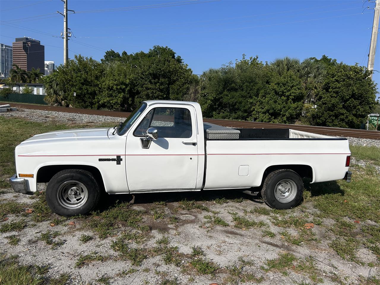 Chevrolet-C10-1986-White-Grey-2