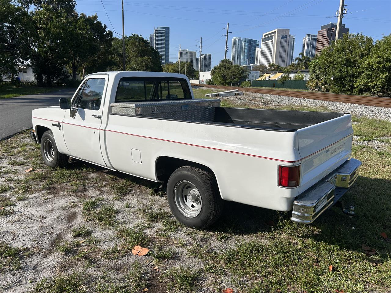 Chevrolet-C10-1986-White-Grey-9