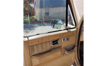 Chevrolet-C10-1987-Light-tan-and-red-Light-tan