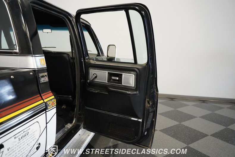 Chevrolet-C30-1979-Black-Patina-Black-38