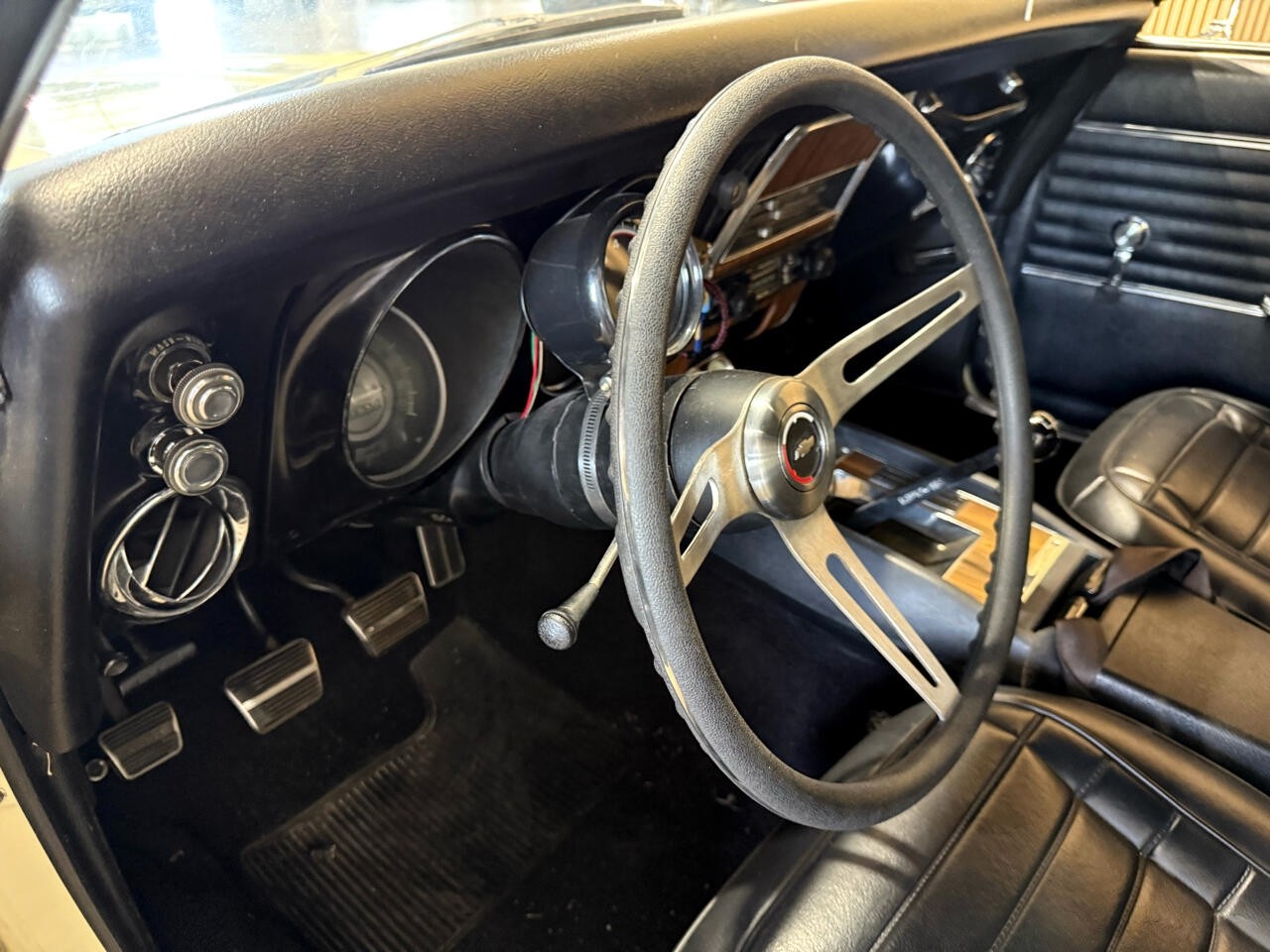 Chevrolet-Camaro-1967-Classic-Car-27