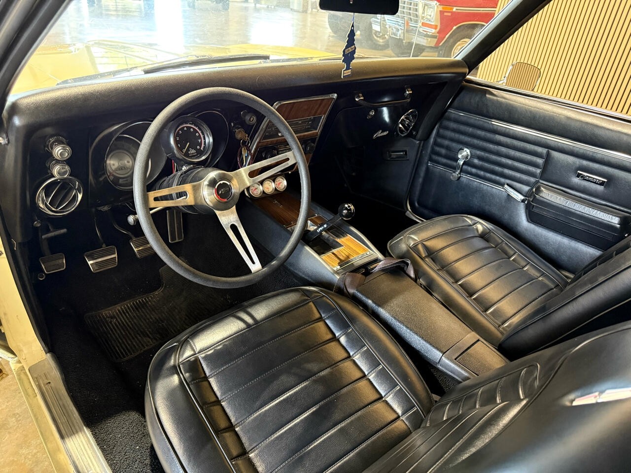 Chevrolet-Camaro-1967-Classic-Car-33