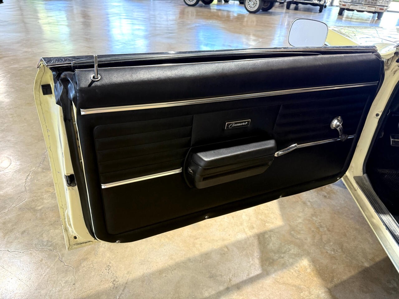 Chevrolet-Camaro-1967-Classic-Car-37