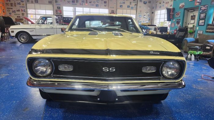 Chevrolet-Camaro-1968-Butternut-Yellow-Black-Deluxe-Houndst-1