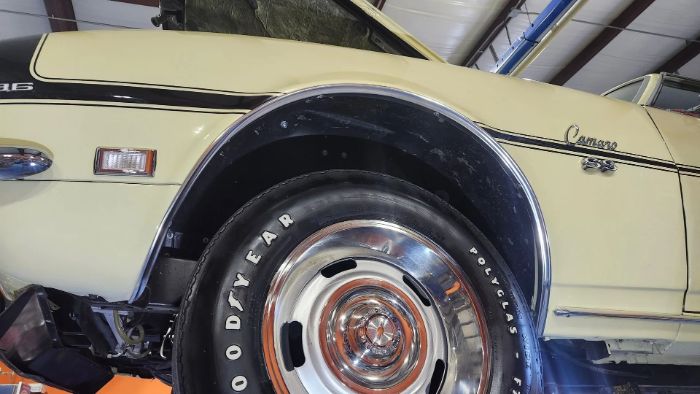 Chevrolet-Camaro-1968-Butternut-Yellow-Black-Deluxe-Houndst-13