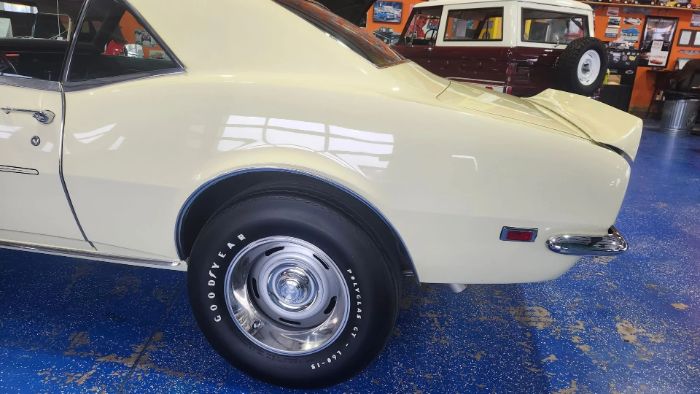 Chevrolet-Camaro-1968-Butternut-Yellow-Black-Deluxe-Houndst-16