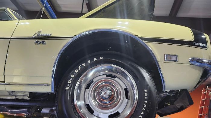 Chevrolet-Camaro-1968-Butternut-Yellow-Black-Deluxe-Houndst-17