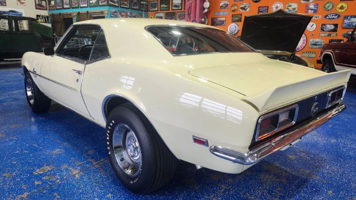 Chevrolet-Camaro-1968-Butternut-Yellow-Black-Deluxe-Houndst-2