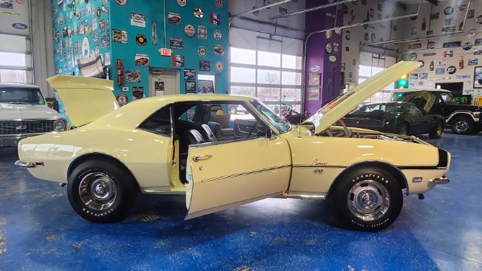 Chevrolet-Camaro-1968-Butternut-Yellow-Black-Deluxe-Houndst-3