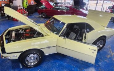 Chevrolet-Camaro-1968-Butternut-Yellow-Black-Deluxe-Houndst-4