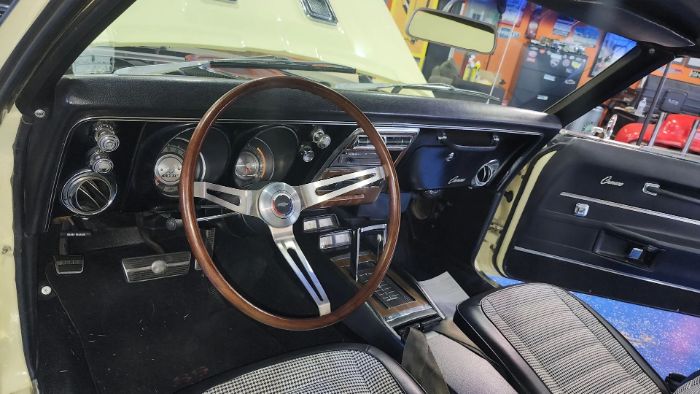 Chevrolet-Camaro-1968-Butternut-Yellow-Black-Deluxe-Houndst-5