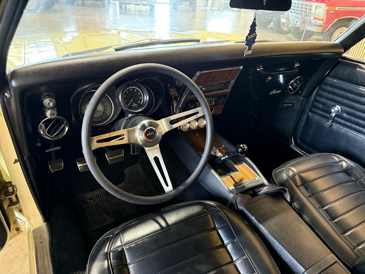 Chevrolet-Camaro-1968-Classic-Car-26