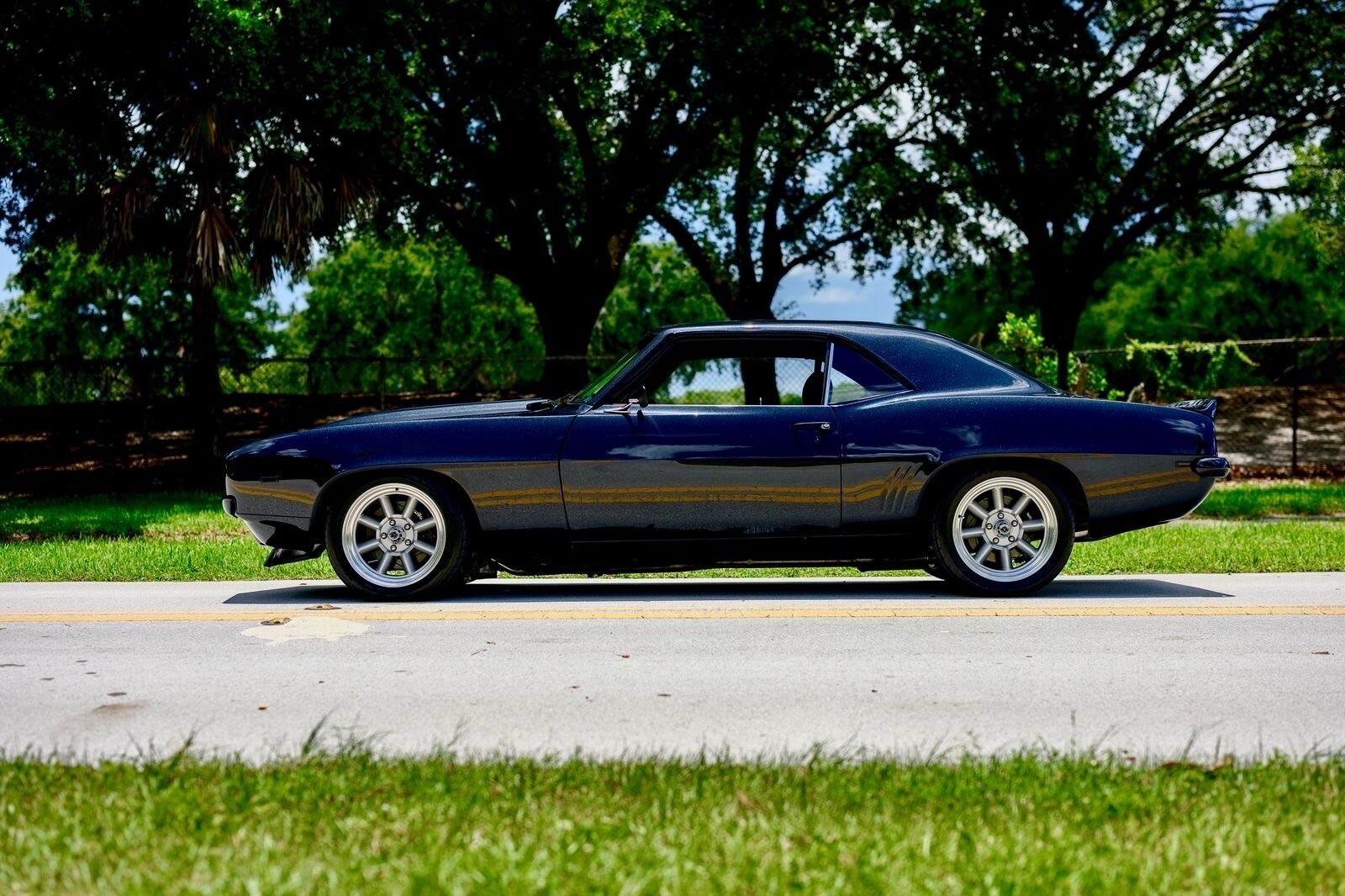 Chevrolet-Camaro-1969-Hatchback-2