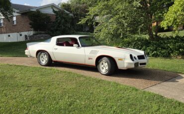 Chevrolet-Camaro-1978-Polar-White-Carmine-Red-1