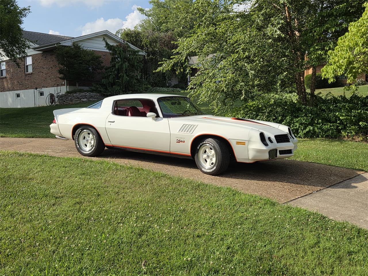 Chevrolet-Camaro-1978-Polar-White-Carmine-Red-1