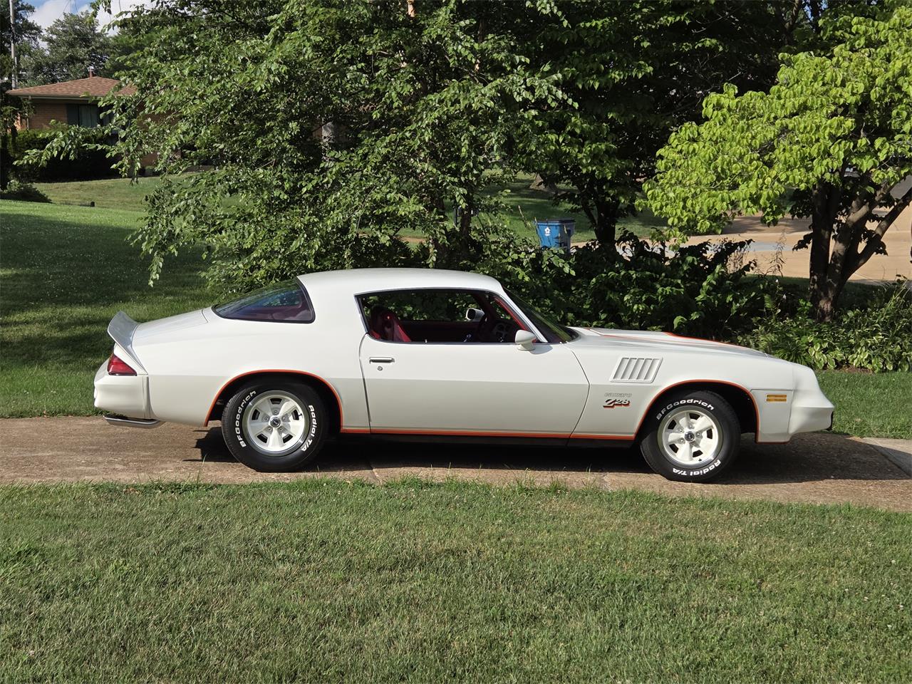 Chevrolet-Camaro-1978-Polar-White-Carmine-Red-2