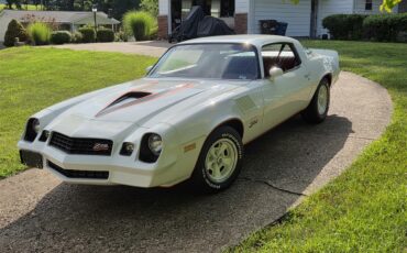 Chevrolet-Camaro-1978-Polar-White-Carmine-Red-27