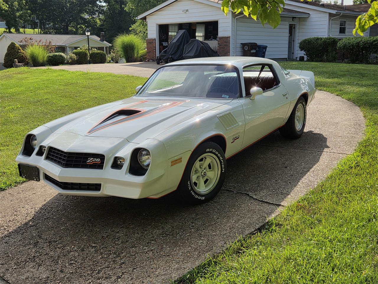 Chevrolet-Camaro-1978-Polar-White-Carmine-Red-27