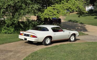 Chevrolet-Camaro-1978-Polar-White-Carmine-Red-3