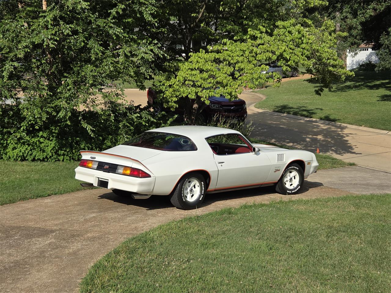 Chevrolet-Camaro-1978-Polar-White-Carmine-Red-3
