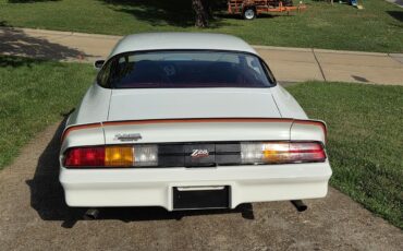 Chevrolet-Camaro-1978-Polar-White-Carmine-Red-4