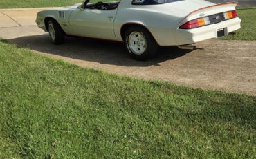 Chevrolet-Camaro-1978-Polar-White-Carmine-Red-5