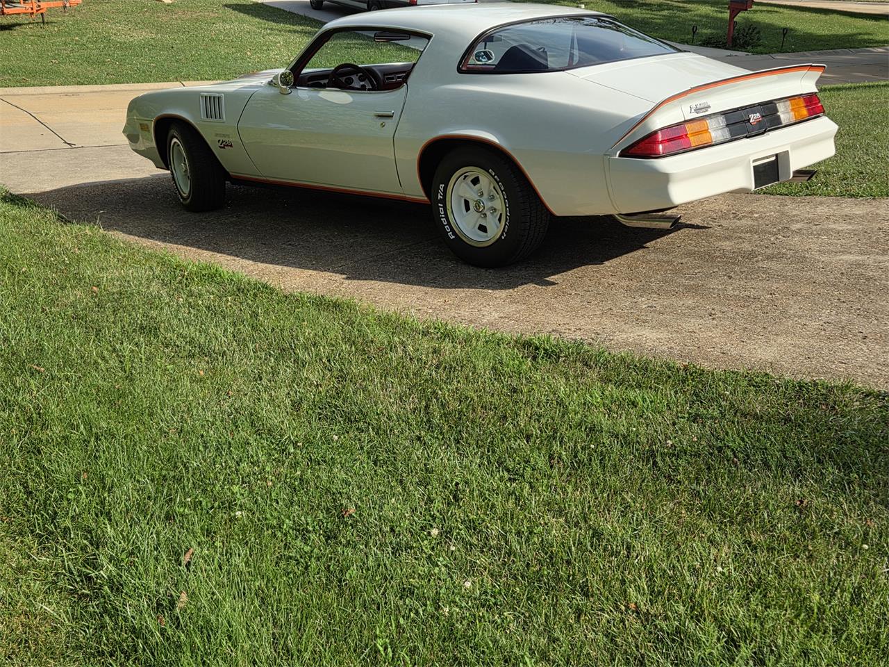 Chevrolet-Camaro-1978-Polar-White-Carmine-Red-5