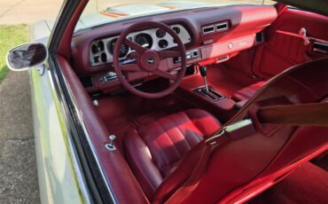 Chevrolet-Camaro-1978-Polar-White-Carmine-Red-6