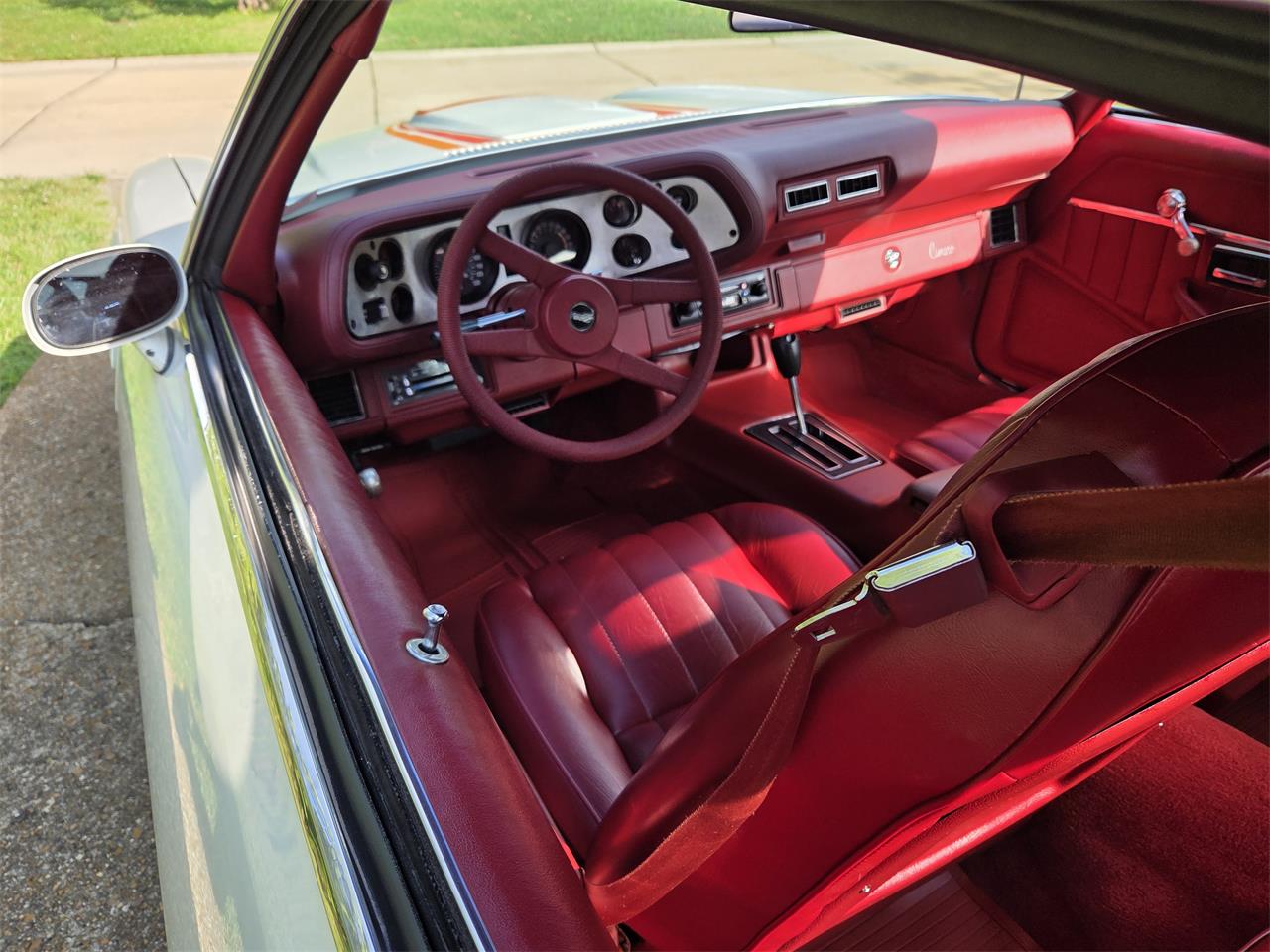 Chevrolet-Camaro-1978-Polar-White-Carmine-Red-6
