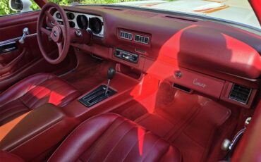 Chevrolet-Camaro-1978-Polar-White-Carmine-Red-7