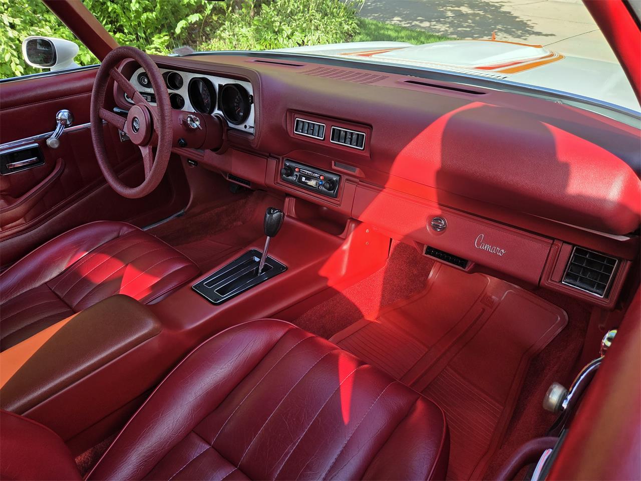 Chevrolet-Camaro-1978-Polar-White-Carmine-Red-7