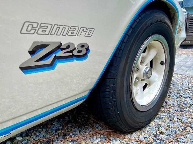 Chevrolet-Camaro-1978-White-MetallicBlue-Black-13