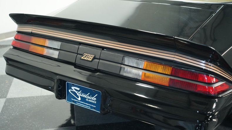 Chevrolet-Camaro-1980-Black-Tan-26