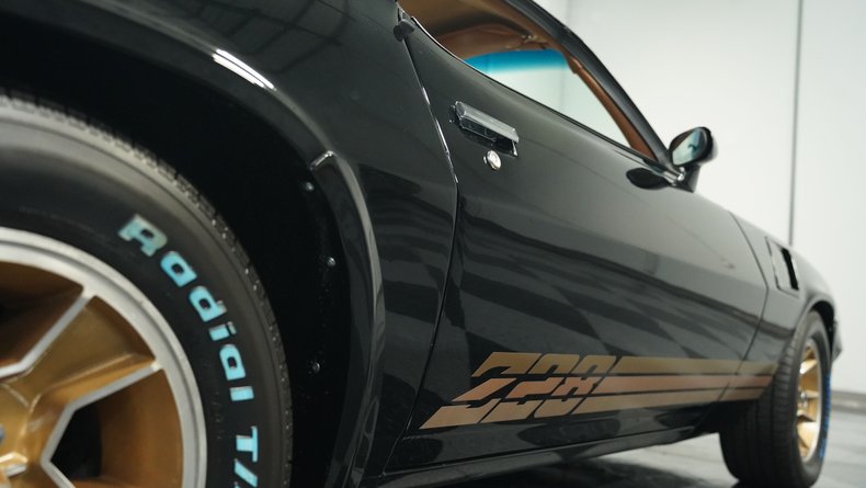 Chevrolet-Camaro-1980-Black-Tan-28