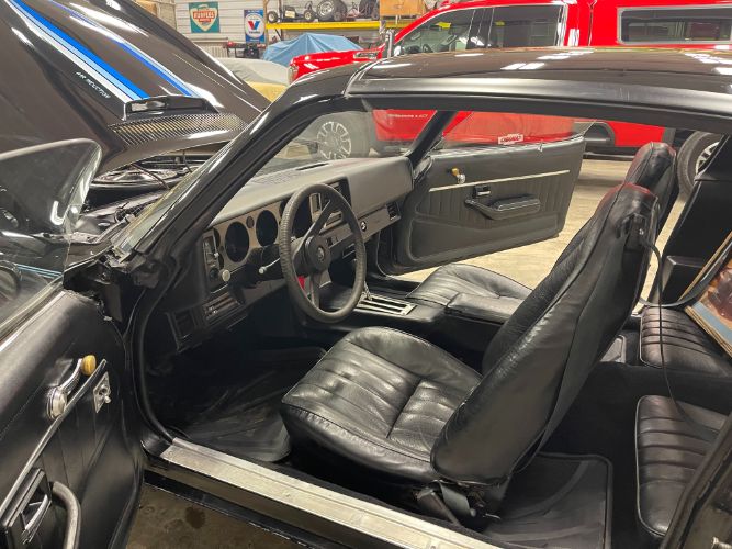 Chevrolet-Camaro-1981-11