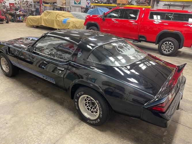 Chevrolet-Camaro-1981-33