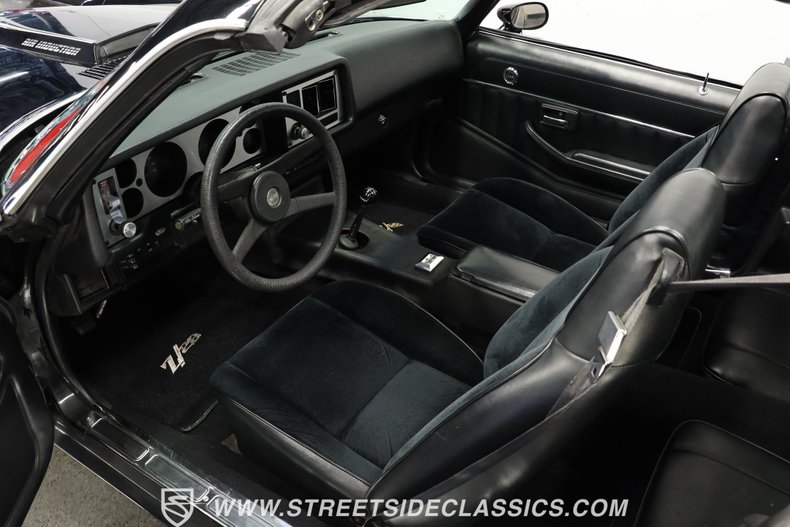 Chevrolet-Camaro-1981-Black-Black-3
