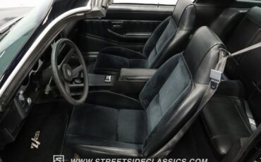Chevrolet-Camaro-1981-Black-Black-32