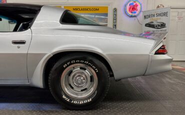 Chevrolet-Camaro-1981-Coupe-23